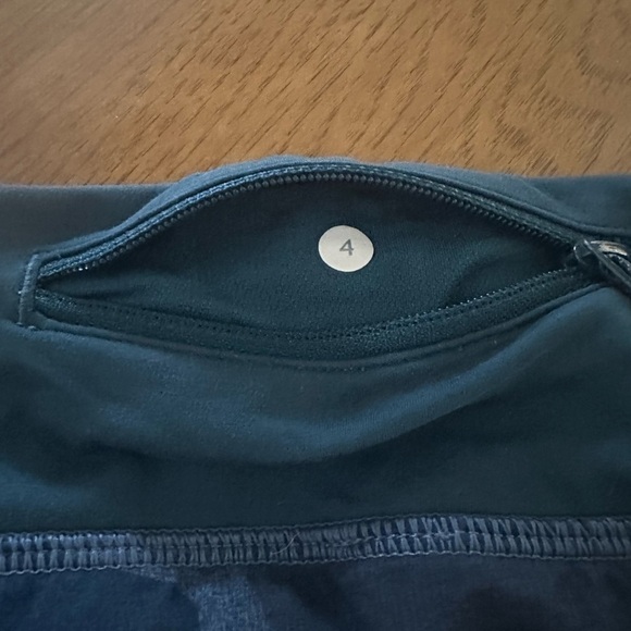 Women Lululemon Size 4 Blue Camo Shorts 2" Inseam Inner Pocket Yoga Exer… - Picture 11 of 12